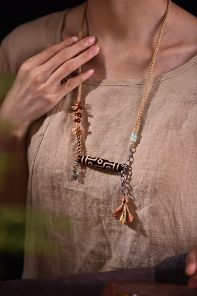 Hidden Blessing Dzi Adjustable Tibetan Necklace - Yellow & Colorful Velvet | Guardian of Secret Wishes - 이미지 2