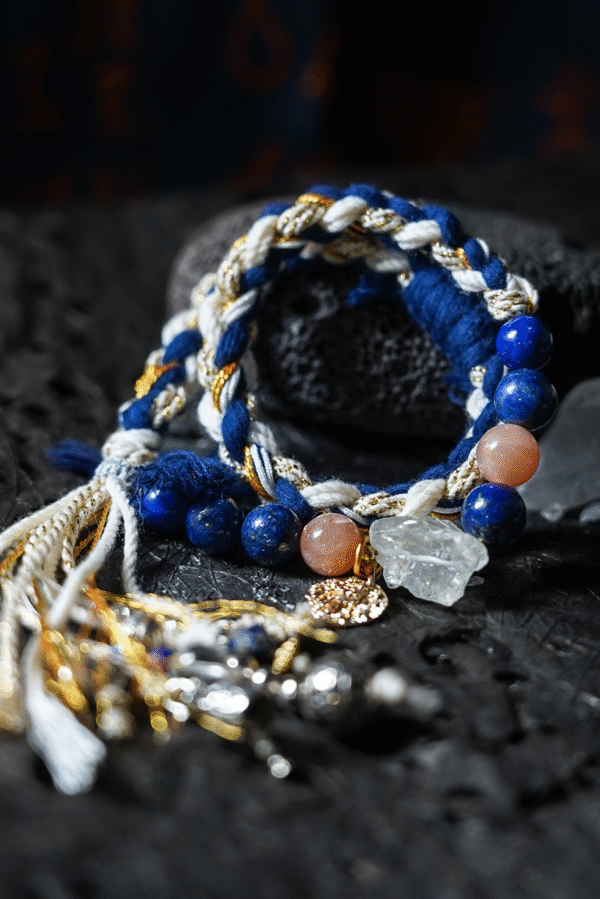 Aquarius Breeze-Weaved Vision Bracelet - White & Gold-Blue