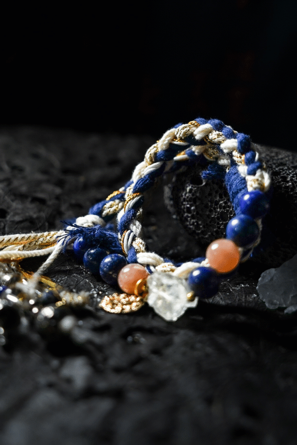 Aquarius Breeze-Weaved Vision Bracelet - White & Gold-Blue