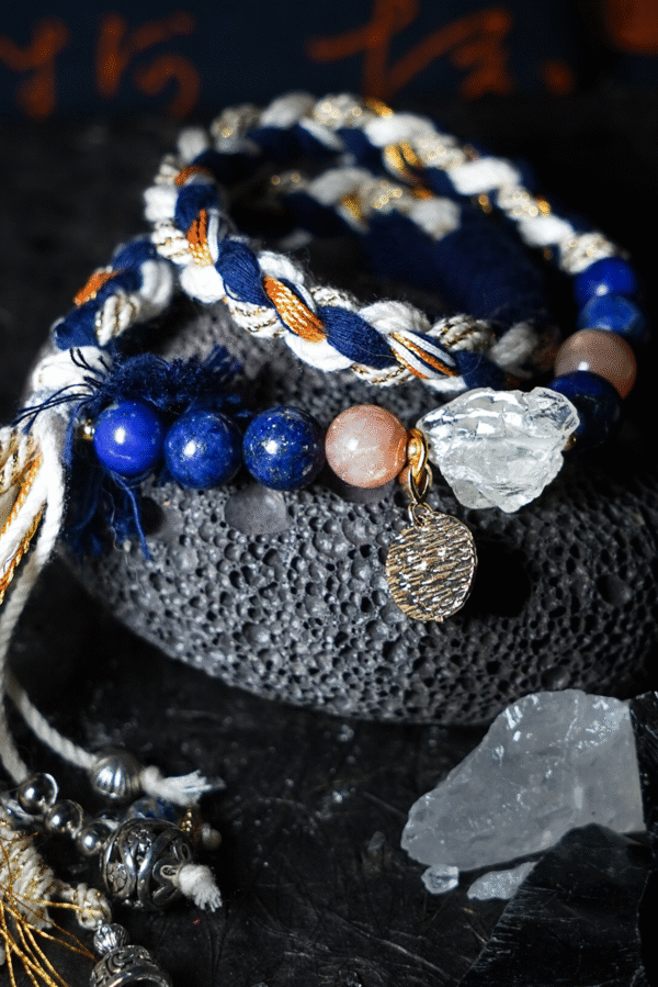 Aquarius Breeze-Weaved Vision Bracelet - White & Gold-Blue